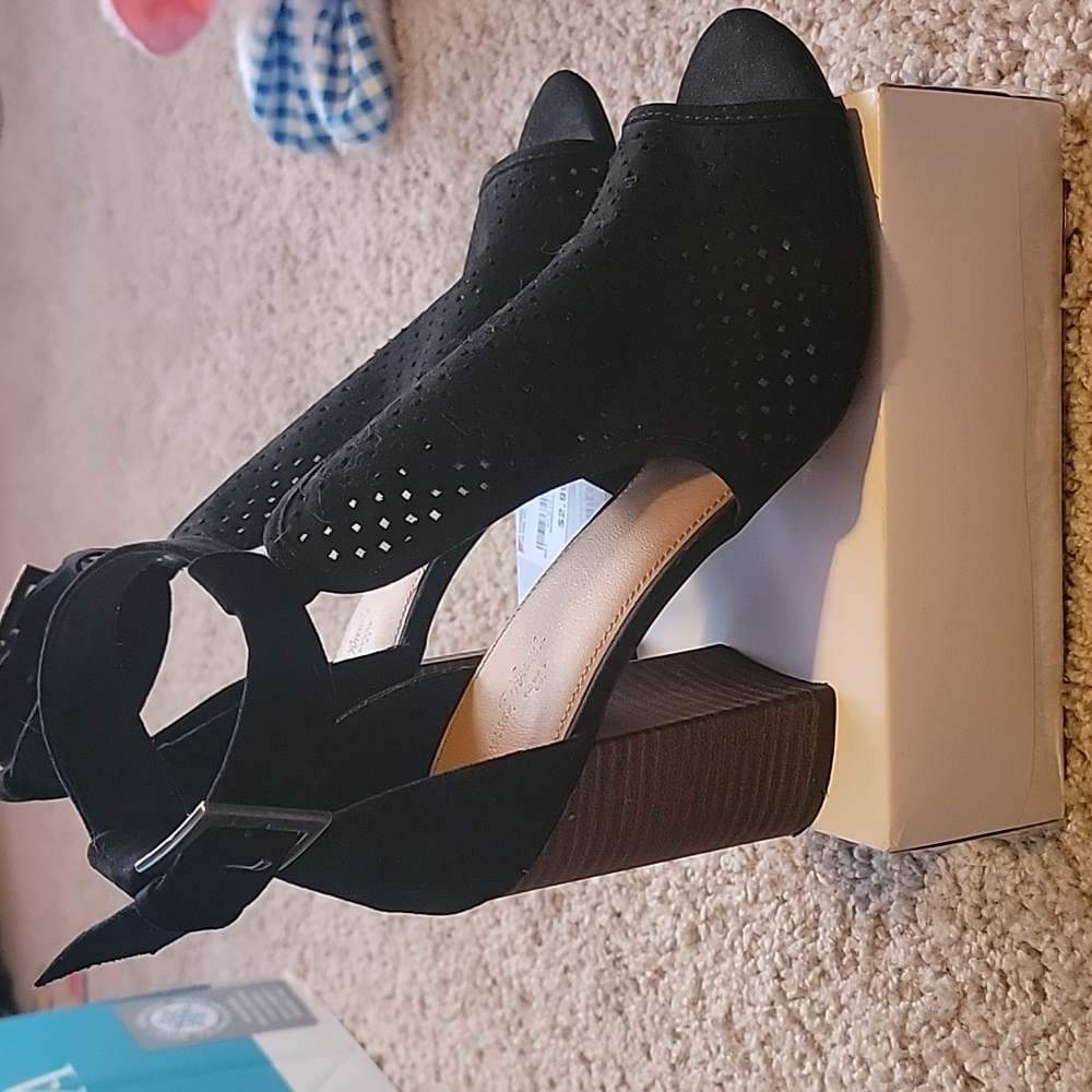 Black suede shoes 👠